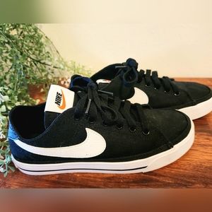 Black Nike SB low top